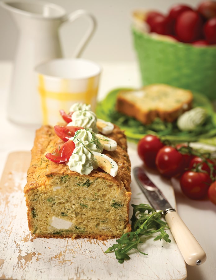 Αλμυρό κέικ με φρέσκα μυρωδικά και μους ανθότυρου